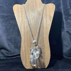 Chic Silver Necklace with Clear Accents